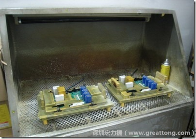 使用噴涂(Spraying)方式作業(yè)conformal coating時(shí)，需設(shè)備抽真空的設(shè)備，否則噴涂的物質(zhì)會(huì)飄散到空氣當(dāng)中，影響人體的健康。