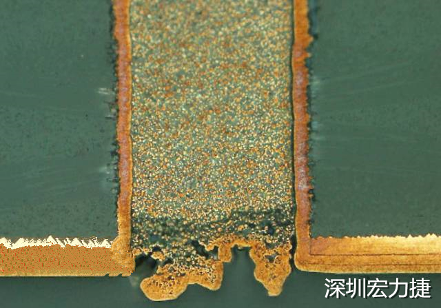 PCB設計之導電孔塞孔工藝 導電孔Via hole又名導通孔，為了達到客戶要求，導通孔必須塞孔，經過大量的實踐，改變傳統(tǒng)的鋁片塞孔工藝，用白網完成板面阻焊與塞孔。生產穩(wěn)定，質量可靠。